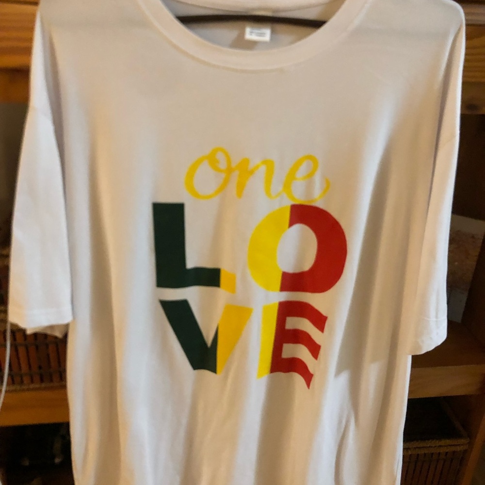 2 for 15$} (3 for 20$) plus 10%n 9.99 shipping Men's Graphic T 'One Love' Print
